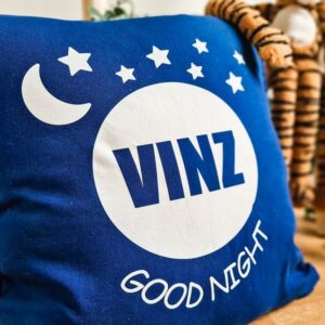 Blauw katoenen kussen bedrukt met naam, maan en sterren en de tekst Good Night