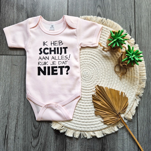 Roze romper bedrukt met de tekst: Ik heb schijt aan alles. Ruik je dat niet?