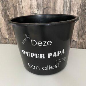 Zwarte emmer van 12 liter bedrukt met de tekst: deze superpapa kan alles