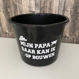 Zwarte emmer van 12 liter bedrukt met de tekst: Mijn papa daar kun je op bouwen