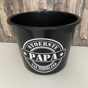 Zwarte emmer van 12 liter bedrukt met de tekst: Stoerste papa van Nederland