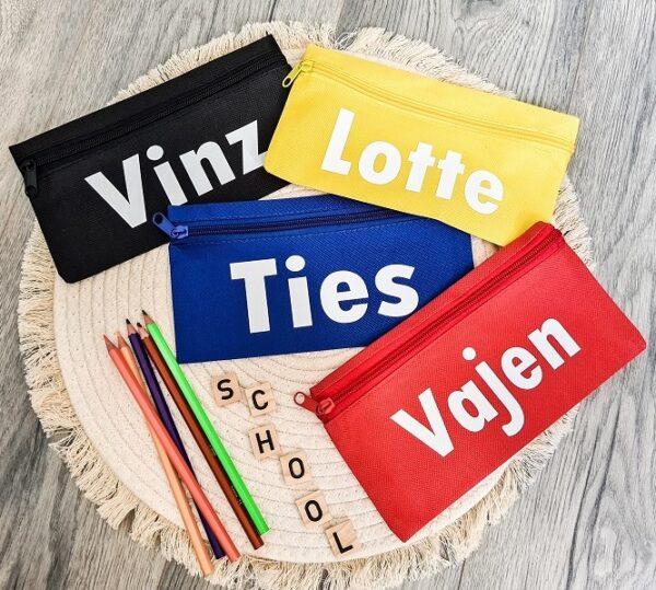 Etui in 4 verschillende kleuren bedrukt met naam