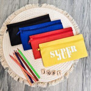 Etui in 4 verschillende kleuren bedrukt met de tekst Super juf