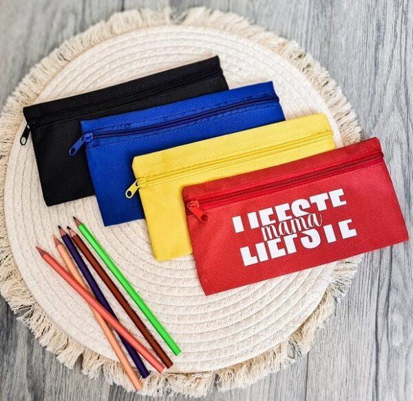 Etui in 4 verschillende kleuren bedrukt voor de liefste mama