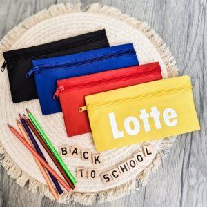 Etui in 4 verschillende kleuren bedrukt met naam