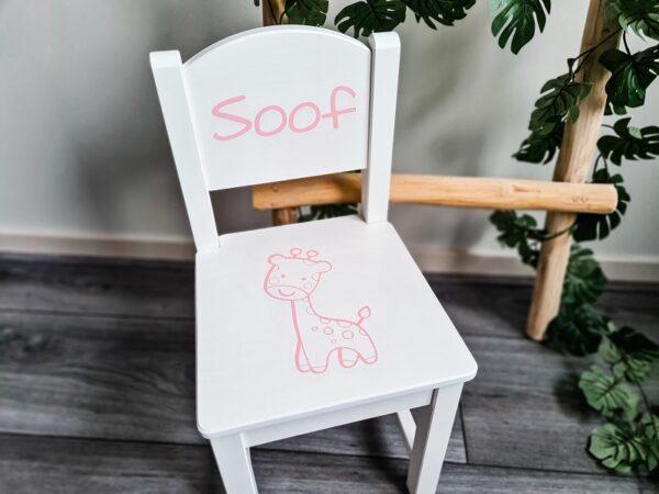 Witte houten kinderstoel bestickerd met giraffe en naam