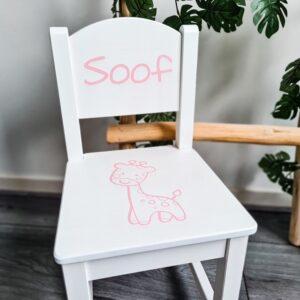 Witte houten kinderstoel bestickerd met giraffe en naam