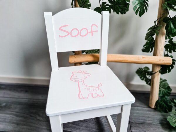 Witte houten kinderstoel bestickerd met giraffe en naam