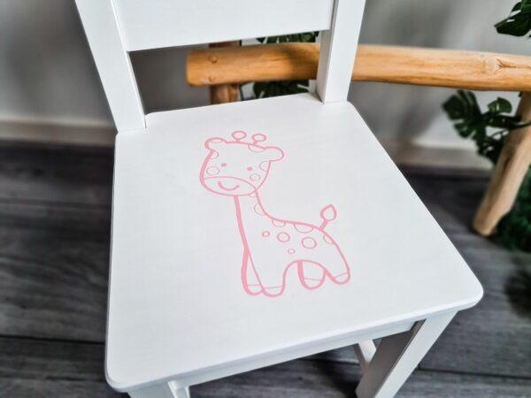 Witte houten kinderstoel bestickerd met giraffe en naam