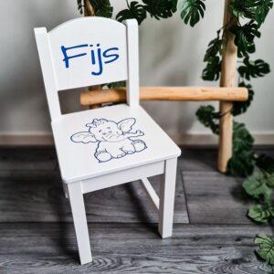 Witte houten kinderstoel bestickerd met olifant en naam