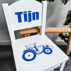 Witte houten kinderstoel bestickerd met tractor en naam
