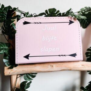 Licht roze logeerkoffertje met de tekst: "Naam" blijft slapen.