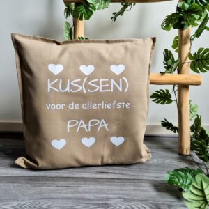 Beige kussen bedrukt met de tekst: Kus(sen) voor de allerliefste papa