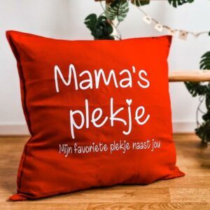 Kussen voor op mama's plekje. Rood katoenen kussen bedrukt met tekst.
