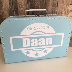 Blauw logeerkoffertje bedrukt met stempel en geboortegegevens