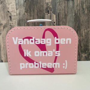 Roze logeerkoffertje bedrukt met de tekst: Oma's probleem
