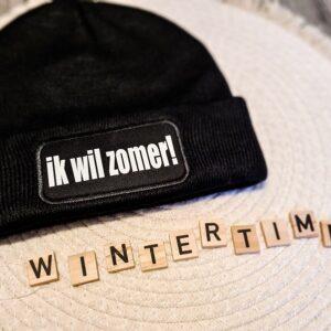 Zwarte unisex muts bedrukt met de tekst: Ik wil zomer