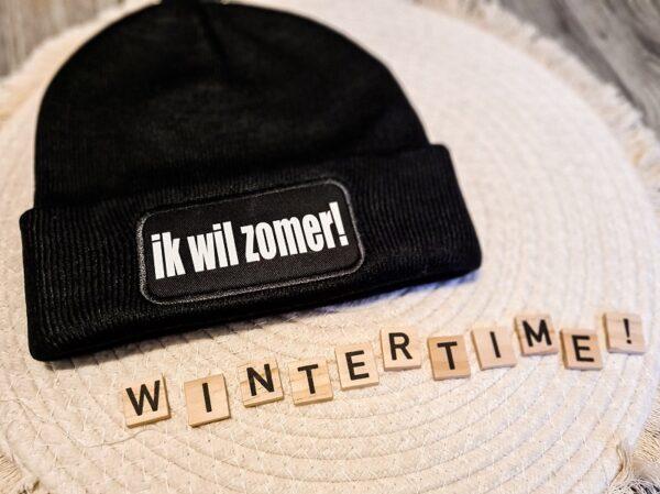 Zwarte unisex muts bedrukt met de tekst: Ik wil zomer