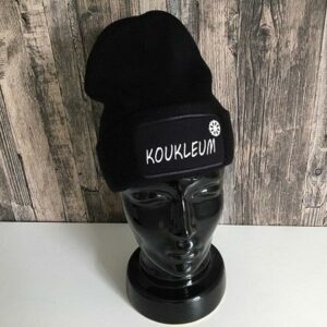 Zwarte unisex muts met bedrukking Koukleum. Stevig materiaal en daardoor winddicht.