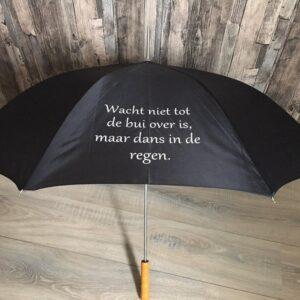 Zwarte paraplu bedrukt met de tekst: Dans in de regen