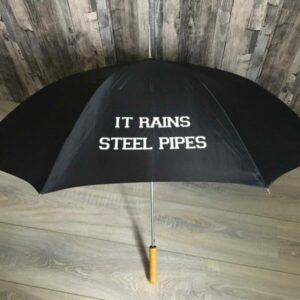 Zwarte paraplu bedrukt met letterlijk vertaalde tekst: It rains steel pipes