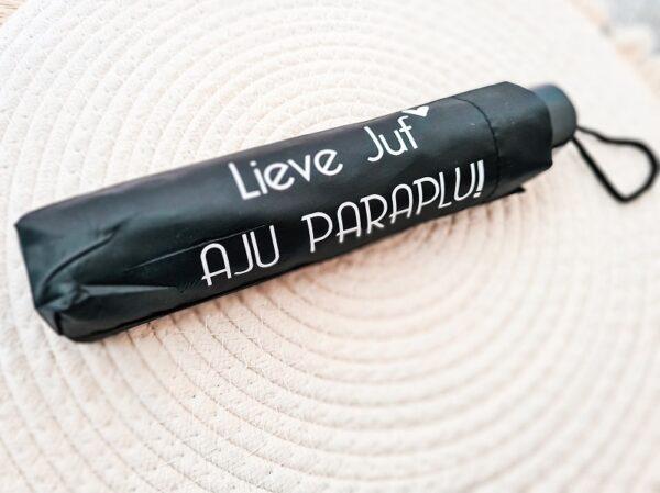 Zwarte opvouwbare paraplu bedrukt met de tekst: Lieve juf, Aju Paraplu.