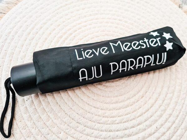 Zwarte opvouwbare paraplu bedrukt met de tekst: Lieve meester, Aju Paraplu.