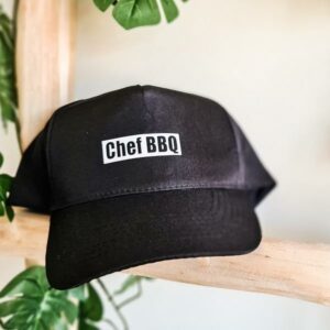 Zwarte unisex pet met bedrukking Chef BBQ. Makkelijk in maat te verstellen.