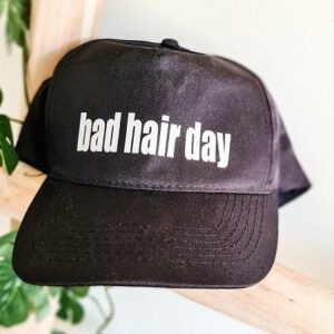 Zwarte unisex pet met bedrukking Bad Hair Day. Makkelijk in maat te verstellen.