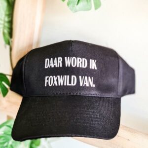 Zwarte unisex pet met bedrukking Foxwild. Makkelijk in maat te verstellen.