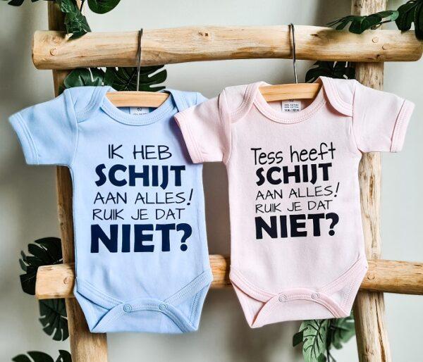 Roze en blauwe romper met grappige tekst. Keuze uit algemeen of gepersonaliseerd.