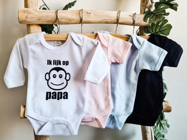 Romper in 4 kleuren bedrukt met tekst: ik lijk op papa