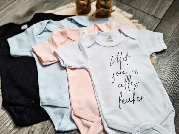 Romper in 4 kleuren bedrukt met tekst: met jou is alles leuker