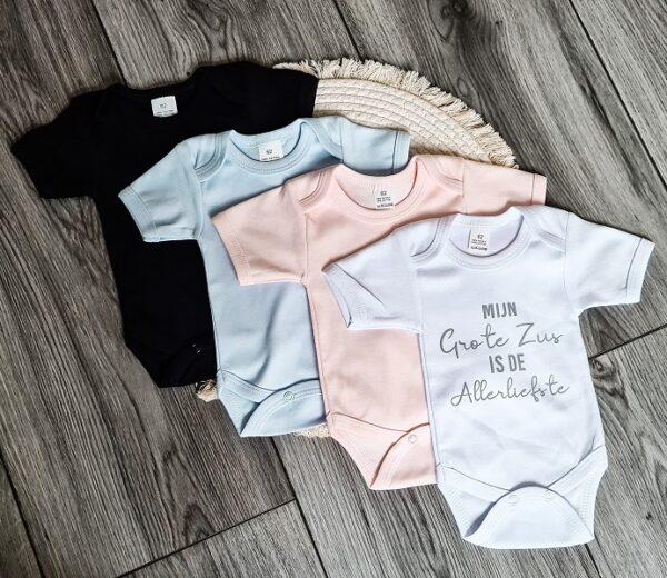Romper in 4 kleuren bedrukt met tekst: mijn grote zus is de allerliefste