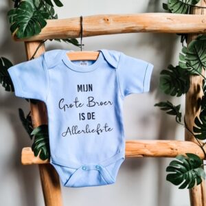 Licht blauwe romper bedrukt met de tekst: Mijn grote broer is de allerliefste.