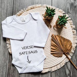 Witte romper bedrukt met de tekst: Verse satésaus.
