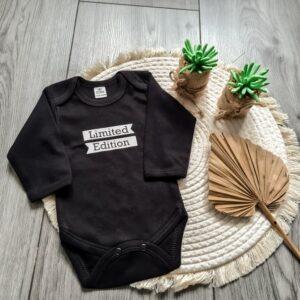 Zwarte romper bedrukt met de tekst: Limited Edition