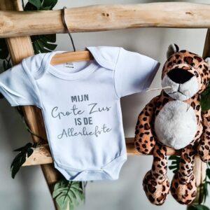 Witte romper bedrukt met tekst: mijn grote zus is de allerliefste