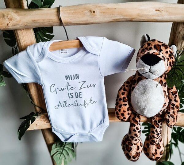 Witte romper bedrukt met tekst: mijn grote zus is de allerliefste
