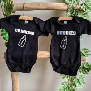 2 zwarte rompers bedrukt met de teksten: Drinking Buddies.
