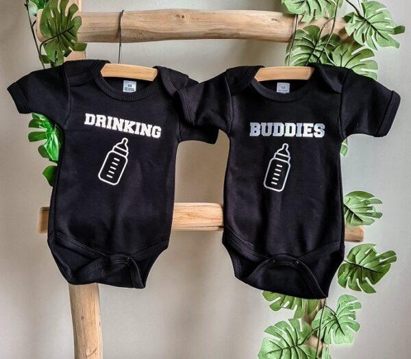 2 zwarte rompers bedrukt met de teksten: Drinking Buddies.