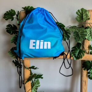Licht blauwe rugzak bedrukt met naam.