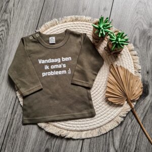 Groen shirt met lange mouwen bedrukt met de tekst "vandaag ben ik oma's probleem".
