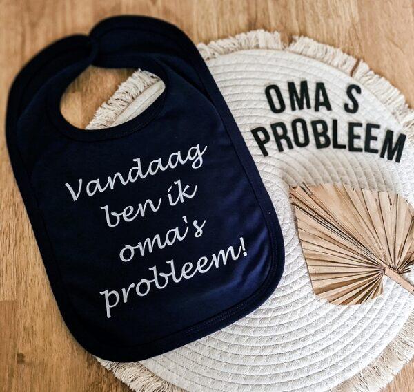 Donker blauwe slabber bedrukt met tekst: vandaag ben ik oma's probleem