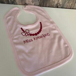 Roze slabber bedrukt met de tekst: Miss Knoeipot