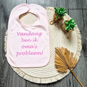 Roze slabber bedrukt met de tekst: Vandaag ben ik oma's probleem.