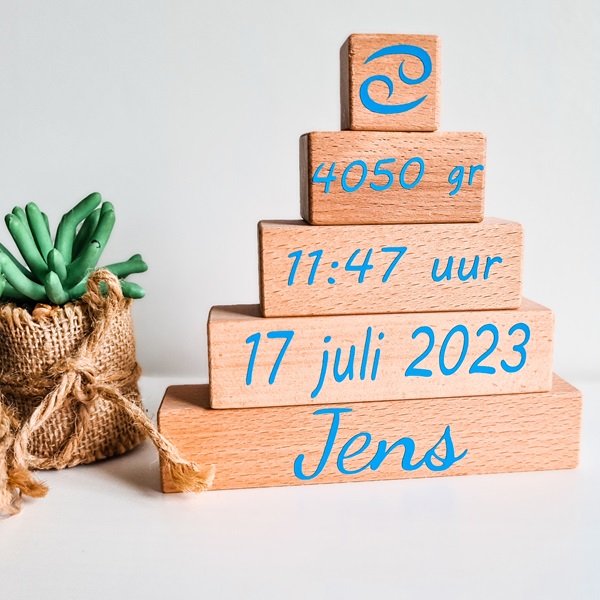 Houten blokken toren met geboortegegevens. De toren bestaat uit 5 blokken.