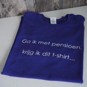 Blauw t-shirt bedrukt met de tekst: Ga ik met pensioen, krijg ik dit t-shirt...