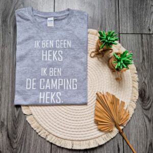 Grijs t-shirt bedrukt met de tekst: Ik ben geen heks, ik ben de camping heks