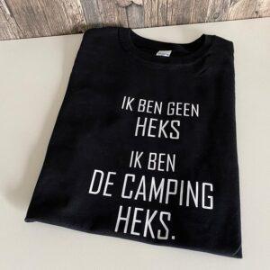 Zwart t-shirt bedrukt met de tekst: Ik ben geen heks, ik ben de campingheks